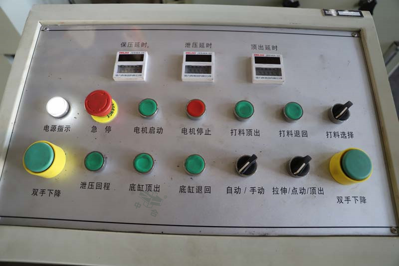 315噸四柱液壓機(jī)操作臺